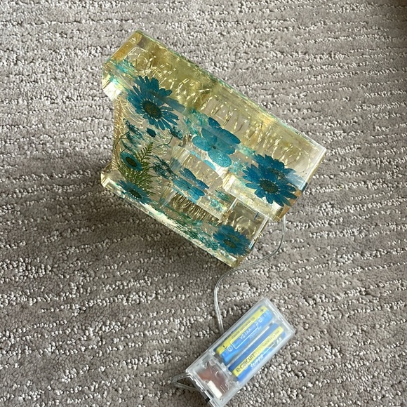 Vintage “E” resin piece, real florals and battery operated lighting! - Picture 6 of 10